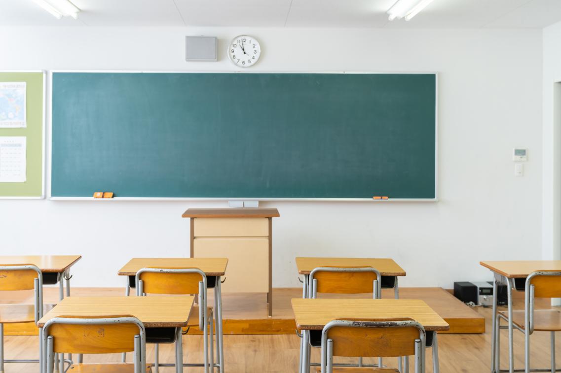 Leeres Klassenzimmer Blick zur Tafel Leeres Klassenzimmer Blick zur Tafel