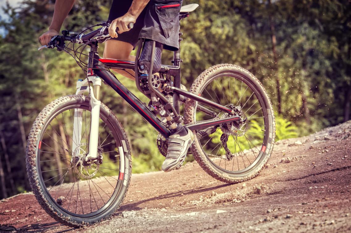 Mountain Biker mit Prothese Mountain Biker mit Prothese