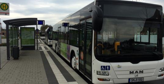 Ein Bus hält an der Haltestelle