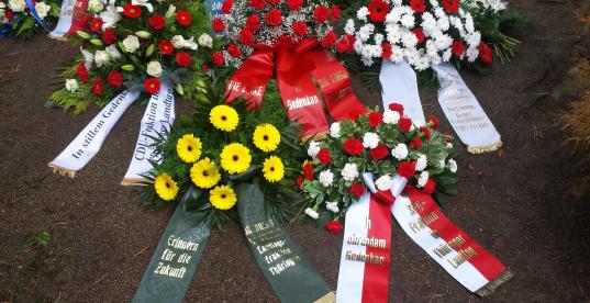 Gedenkkränze zur Erinnerung an die Reichspogromnacht vor 79 Jahren