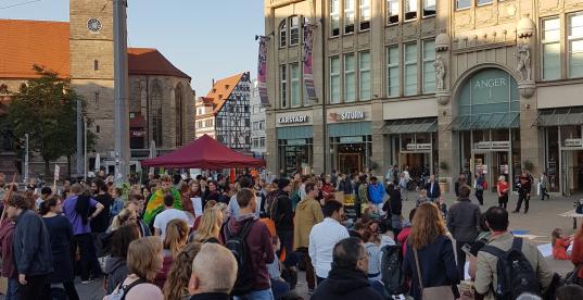 Menschen bei einer Demonstration 