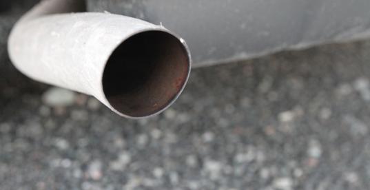 Ein Auspuff eines Dieselfahrzeugs