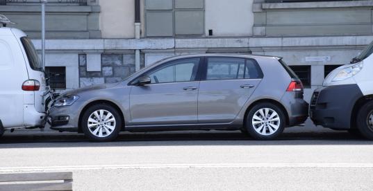 Drei Autos parken dicht hintereinander