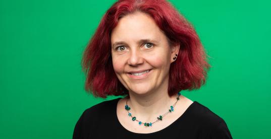 Astrid grüner Hintergrund