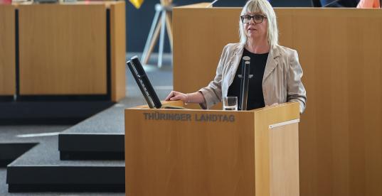 Bild von Babette Pfefferlein am Plenarpult bei einer Rede