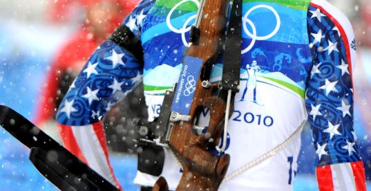Ein Biathlon Athlet von hinten Ein Biathlon Athlet von hinten