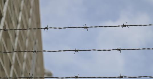 Stacheldraht vor Gebäude