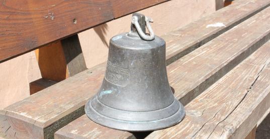 Glocke Holzbank