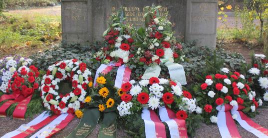 Kränze zum Gedenken an 82 Jahre Reichspogromnacht