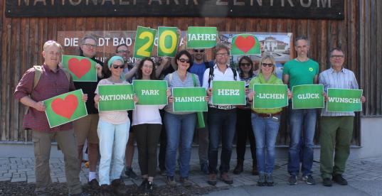 Die Fraktion gratuliert mit Schildern zu 20 Jahren Nationalpark Hainich
