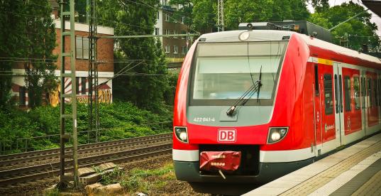 Zug fährt in Bahnhof ein