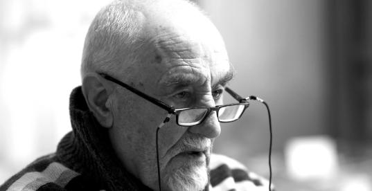 Senior mit Brille