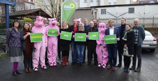 Teilnehmer*innen der Fraktionsklausur posieren für mehr Tierwohl