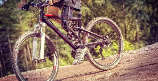 Mountain Biker mit Prothese